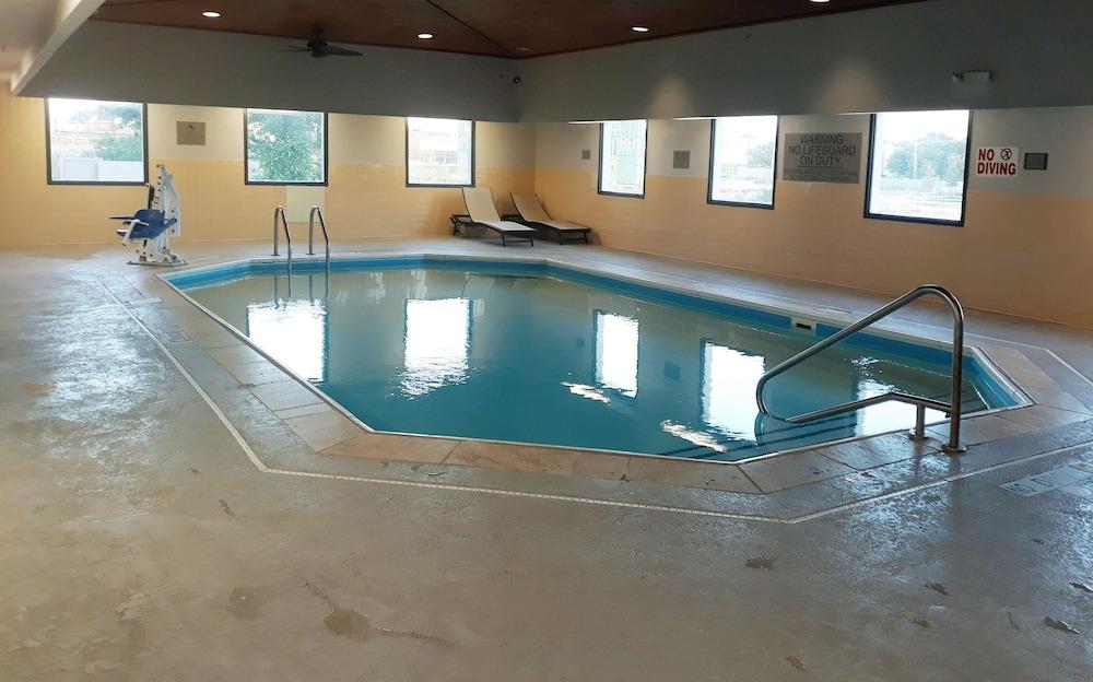 Hotel Country & By Radisson, Dfw Airport South, Tx Irving