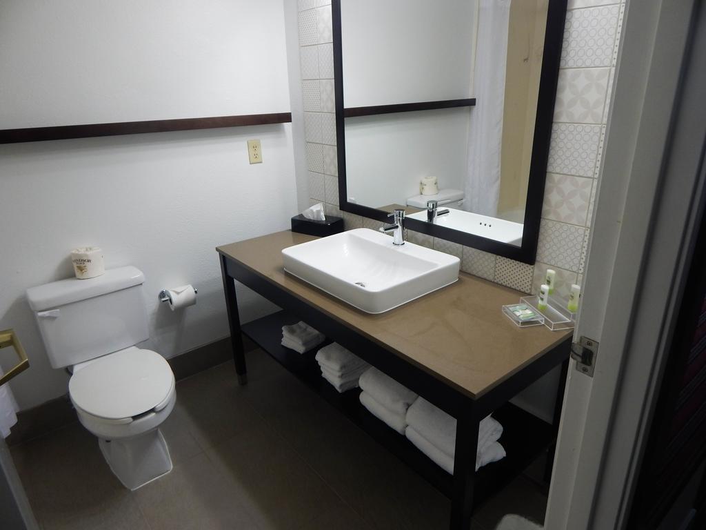 Hotel Country & By Radisson, Dfw Airport South, Tx 3*